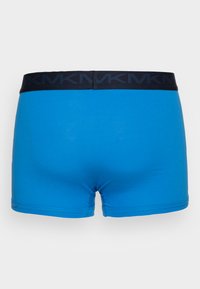 Boxer shorts bleus en coton doux. Équipés d'une ceinture noire avec le logo de la marque, d'un design ajusté et d'une construction sans coutures.