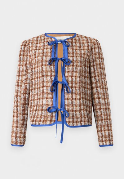 Kootud jakk pruunis ja valges koos siniste ääristega. Omab ümarat kaelust ja esimesi sidemeid, millel on kogu ulatuses tekstuuriline muster.