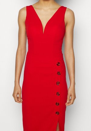 Robe rouge sans manches avec un profond décolleté en V et six boutons décoratifs le long du côté droit, de la taille à l'ouverture sur la cuisse.