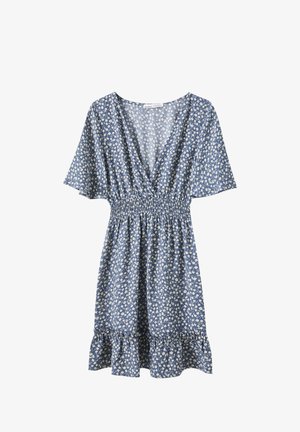 Sininen kukkamekko, jossa on lyhyet liehuttavat hihat, syvä V-pääntie, smokkiva vyötärö ja röyhelöinen helma. Kangas on koristeltu pienillä valkoisilla kukkakuviolla.