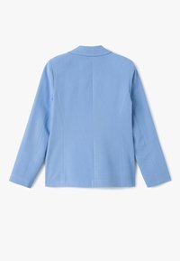 Vaaleansininen blazer, jossa on rakenteellinen muotoilu, notched-kaulus ja pitkät hihat. Sileä kangas, jossa on puhtaat linjat ja hienovarainen sauman yksityiskohtaus.