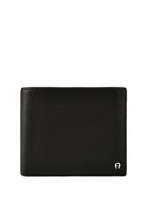 Schwarzes strukturiertes Leder-Bifold-Portemonnaie mit kleinem silbernem Emblem in der unteren rechten Ecke vor weißem Hintergrund.