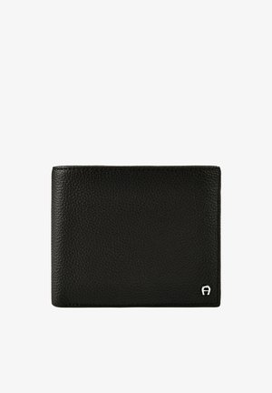 Schwarzes strukturiertes Leder-Bifold-Portemonnaie mit kleinem silbernem Emblem in der unteren rechten Ecke vor weißem Hintergrund.
