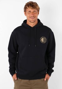 Haut à capuche noir en mélange de coton, avec une poche avant, un capuchon à cordon de serrage et un logo circulaire doré sur le haut à gauche de la poitrine.