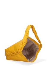 Borsa a tracolla gialla in pelle sintetica con manico intrecciato, apertura superiore e superficie liscia. Interno foderato in tessuto beige con tasca con cerniera.