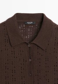 Donkerbruin gehaakt gebreid overhemd met kraag, drie knopen en een open gebreid patroon, gelabeld Massimo Dutti.