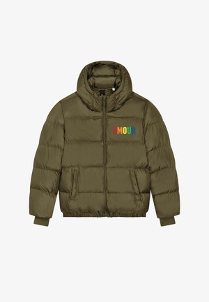 Giacca piumino verde oliva con zip frontale e collo alto. Presenta una scritta ricamata multicolore "AMOUR" sul petto sinistro. Polsini a costine.