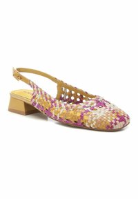 Zapato slingback tejido en amarillo, rosa y beige con un bajo tacón bloque. Presenta lados abiertos y un diseño de punta afilada. Superficie texturada.