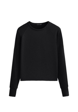 Hanorac negru cu mânecă lungă, guler rotund, cu manșete striate și tiv ușor scurtat, prezentat pe un fundal alb.