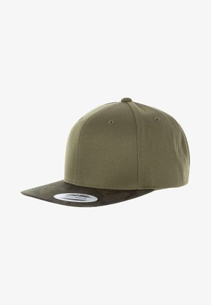 Olivengrøn snapback kasket med en flad skygge, der har et camouflagemønster på skyggen og et rundt mærke på fronten.