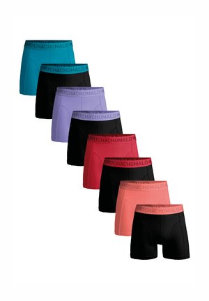 Acht Paare von Boxershorts in verschiedenen Farben: Türkis, Schwarz, Lavendel, Rot und Pink. Jede hat elastische Bänder mit dem Text "MUCHACHOMALO".