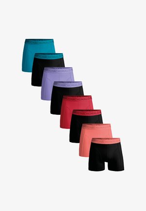 Nyolc pár boxer alsónemű különböző színekben: türkiz, fekete, levendula, piros és rózsaszín. Mindegyik elasztikus pánttal rendelkezik, amelyen a "MUCHACHOMALO" felirat szerepel.