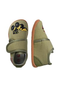 Dziecięce buty w oliwkowym kolorze z brązowym spodem, z rzepami oraz haftowanym żółtym i czarnym pojazdem budowlanym na wierzchu.