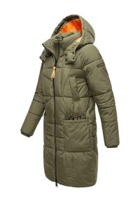Olivgrön vadderad jacka med orange foder, med dragkedja framtill, justerbar huva och flera fickor med elastiska snoddar.