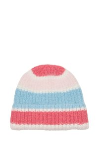 Bonnet en tricot avec des rayures alternées en rose, blanc et bleu. Présente une texture côtelée et une section supérieure unie en rose.
