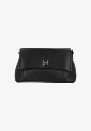 Czarna skórzana torebka z klapką, o prostokątnym kształcie, gładkiej fakturze oraz srebrnym zapięciem z przodu.