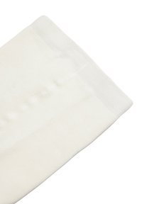 Calcetín blanco de algodón hasta la rodilla con una textura suave, que presenta una puntera y talón reforzados, y un diseño de puño simple.