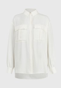 Långärmad vit skjorta med krage, knappstängning och två bröstfickor; lättviktig tyg med en mjuk, texturerad yta.