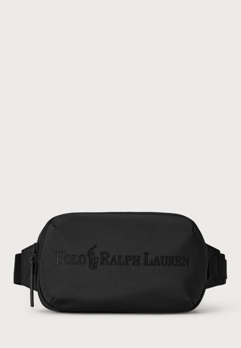 Μαύρη νάιλον τσάντα μέσης με φερμουάρ, ανάγλυφο λογότυπο "Polo Ralph Lauren", ορθογώνιο σχήμα και ρυθμιζόμενο λουρί. Λείος υφασμάτινος χαρακτήρας.