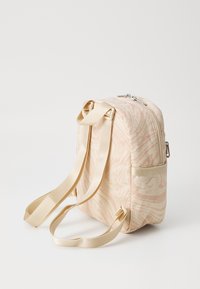 Rucsac bej cu un model texturat, închidere cu fermoar și bretele ajustabile. Fabricat dintr-un material durabil, cu un mic buzunar lateral.