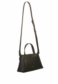 Bolso de mano de cuero negro con un diseño estructurado, correa de hombro desmontable, asa superior y un bolsillo frontal. Presenta un acento de marca en dorado.