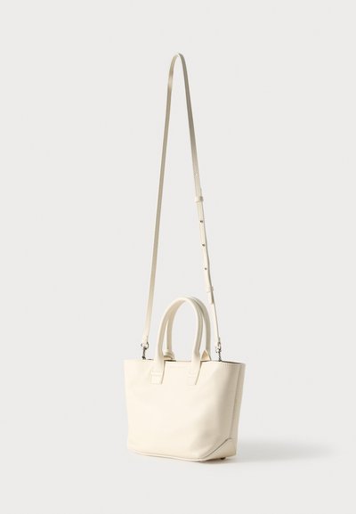 Λευκή δερμάτινη τσάντα tote με διπλές χειρολαβές στο πάνω μέρος και ρυθμιζόμενο ιμάντα ώμου. Λείο υλικό και μινιμαλιστικός σχεδιασμός.