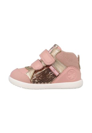 Zapato para niño pequeño rosa y dorado con panel lateral de lentejuelas, dos tiras de velcro, suela blanca y etiqueta de tejido BIO Tex en el lateral.