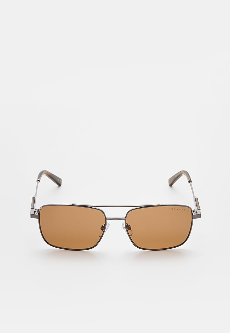 Rechteckige Sonnenbrille mit braunen Gläsern und silbernem Metallrahmen. Merkmale sind dünne Bügel und dezente Markenkennzeichnung auf dem Glas.