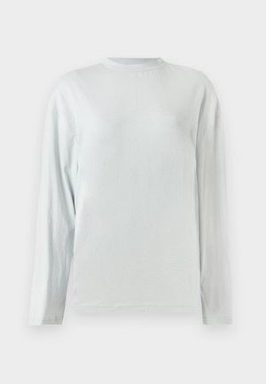 Chemise gris clair à manches longues avec un col rond et une coupe ample. Fabriquée en tissu doux et lisse avec un léger éclat et sans motifs visibles.