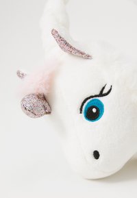 Unicorno bianco in peluche con un corno luccicante, dettagli rosa e grandi occhi azzurri ricamati. Texture morbida con dettagli glitterati sulle orecchie.