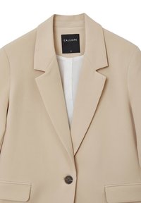Blazer beige con rever a incastro, chiusura con un solo bottone e tasche anteriori; tessuto liscio con design minimalista. Etichetta del marchio con la scritta "CALLIOPE".