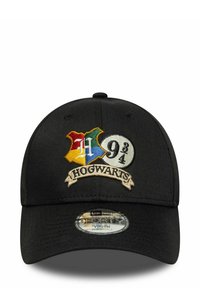 Schwarze Baseballmütze mit gesticktem Hogwarts-Logo, ausgestattet mit buntem Wappen und "9¾"-Detail auf der Vorderseite. Verstellbare Passform.