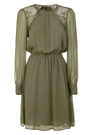 Vestido de chiffon verde oliva con mangas largas, cintura elástica y detalles de encaje en los hombros y puños. Corte relajado y longitud por encima de la rodilla.