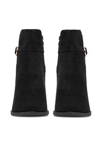 Czarne zamszowe botki za kostkę z grubym obcasem, posiadające boczne zamki błyskawiczne i akcentujące paski przy górze. Gładka tekstura i minimalistyczny design.