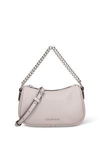 Borsa a tracolla in pelle grigio chiaro con forma curva, tracolla regolabile e dettagli in catena argentata. Dotata di chiusura con zip e logo in rilievo.