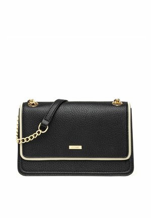 Czarna, skórzana torba na ramię o fakturowanej powierzchni, z złotym łańcuszkowym paskiem i małą prostokątną złotą tabliczką z logo na przednim klapie.