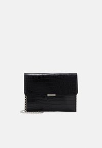 Svart faux läder clutch-väska med krokodiltextur, klaffstängning, silverdetaljer och avtagbart kedjerems.