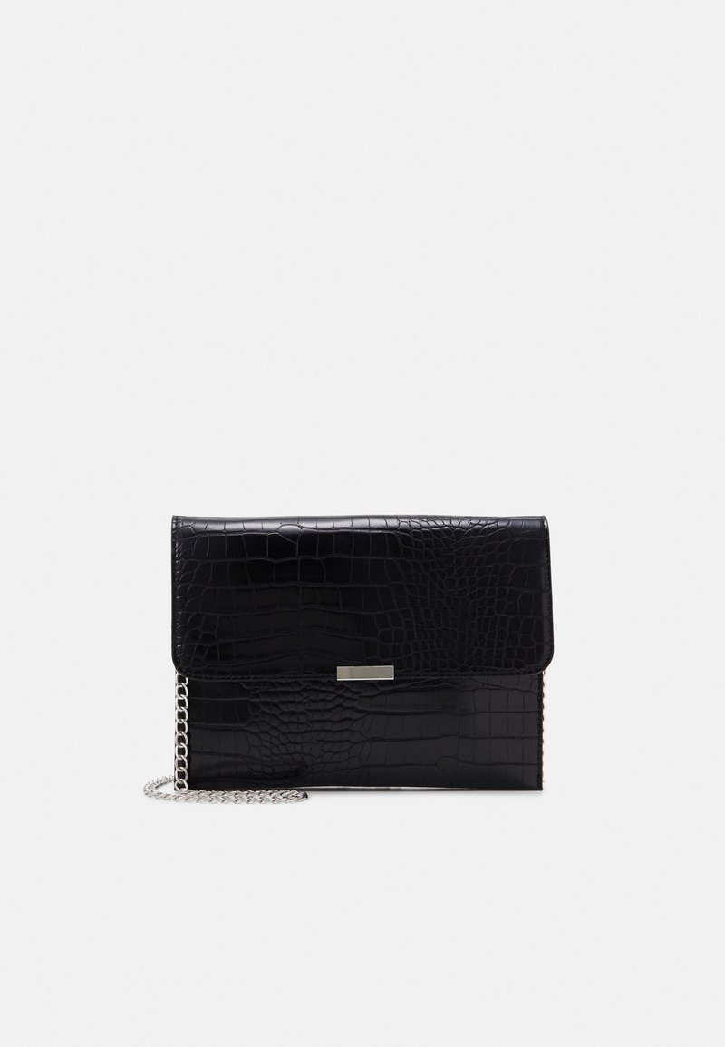 Svart faux läder clutch-väska med krokodiltextur, klaffstängning, silverdetaljer och avtagbart kedjerems.