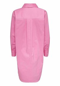 Robe-chemise rose à manches longues avec col, poignets boutonnés, pli dans le dos et texture de tissu lisse et léger.