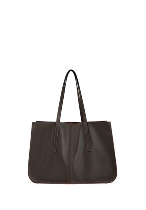 Torba do ręki z ciemnobrązowej skóry z dwoma długimi uchwytami i widocznym przeszyciem, na jednolitym białym tle.