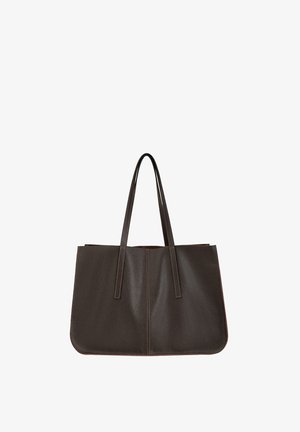 Torba do ręki z ciemnobrązowej skóry z dwoma długimi uchwytami i widocznym przeszyciem, na jednolitym białym tle.