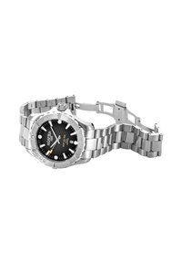 Orologio da polso in acciaio inossidabile con quadrante nero testurizzato, audaci indici delle ore in argento e bracciale a maglie metalliche con chiusura pieghevole.