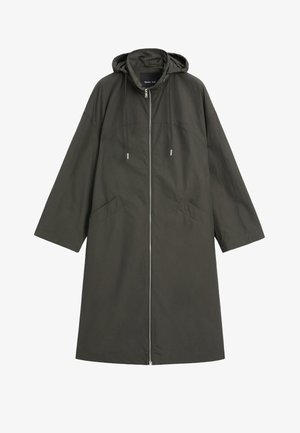 Dunkelolivgrüner langer Kapuzenmantel mit Frontreißverschluss, Kordelzugkapuze und schrägen Seitentaschen, dargestellt auf weißem Hintergrund.