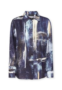 Camicia button-up in tessuto blu scuro con motivi astratti a pennellate in bianco, crema e blu chiaro, caratterizzata da un colletto classico e maniche lunghe.