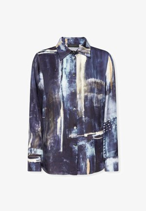 Camisa de botones de tela azul oscuro con patrones abstractos de pinceladas en blanco, crema y azul claro, que presenta un cuello clásico y mangas largas.