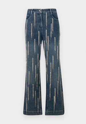 Jeans flare em denim azul escuro com detalhes verticais em prata. Apresenta passantes para cinto, bolsos frontais e fecho de botão.