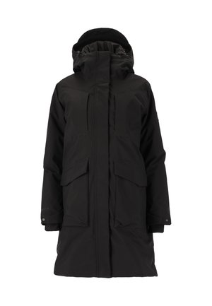 Musta vedenpitävä parka, jossa on korkea kaulus ja säädettävä huppu. Varustettu kahdella suurella etutaskulla ja suoremmalla, rentoistuvalla istuvuudella.