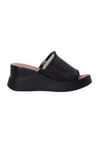 Zwarte wedge sandalen met geperforeerde bovenkant, open teen en versierde banddetails. Soepele textuur met een stevige zool voor stabiliteit.