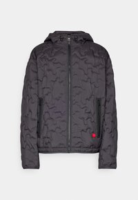 Gepolstert schwarze Jacke mit Kapuze, ausgestattet mit einem Frontreißverschluss, Seitentaschen und einer strukturierten Oberfläche. Rotes Logo-Detail auf der linken Seite.