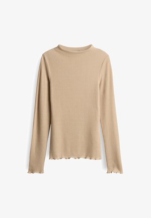 T-shirt beige à manches longues et à col rond, avec des détails en bord à la laitue sur les poignets et le bas, présenté sur fond blanc.